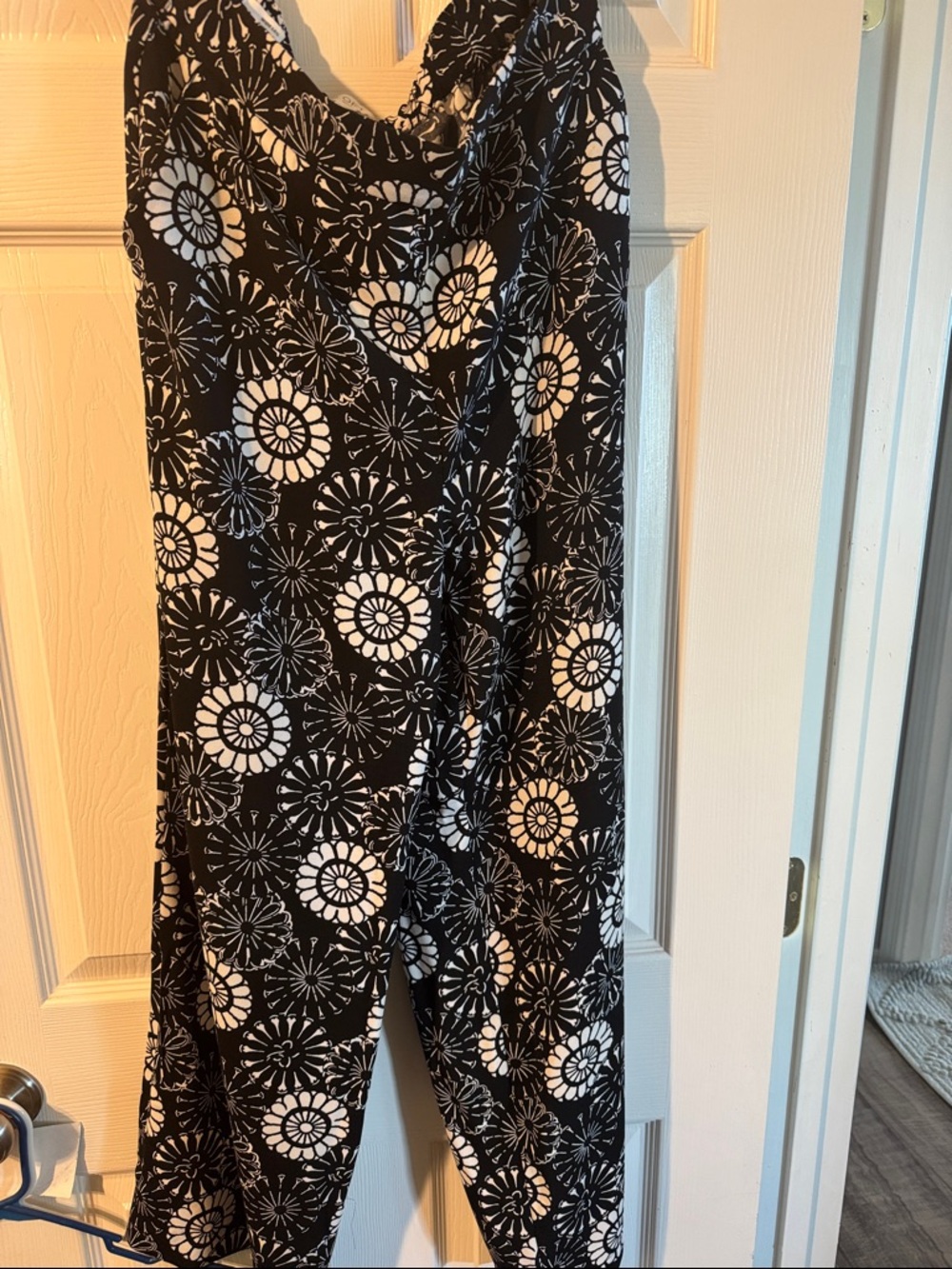 Loft Black & White Floral Wide-Leg Pants and Top
Pants size M
Top size L